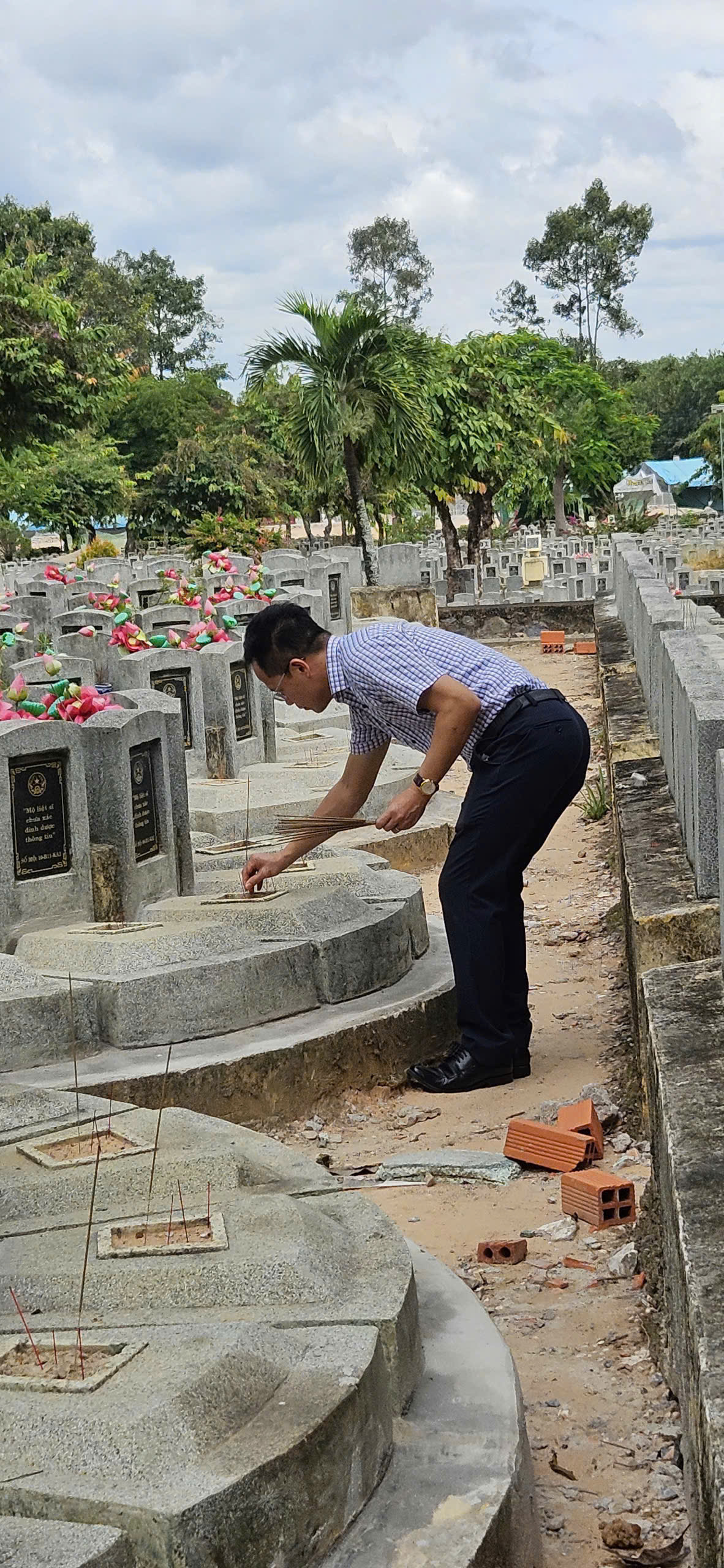 Thành viên trong đoàn kính cẩn thắp hương tại khu vực mộ phần của các liệt sỹ ngành giáo dục, những người thầy đã gác lại phấn trắng lên đường theo tiếng gọi của Tổ quốc.