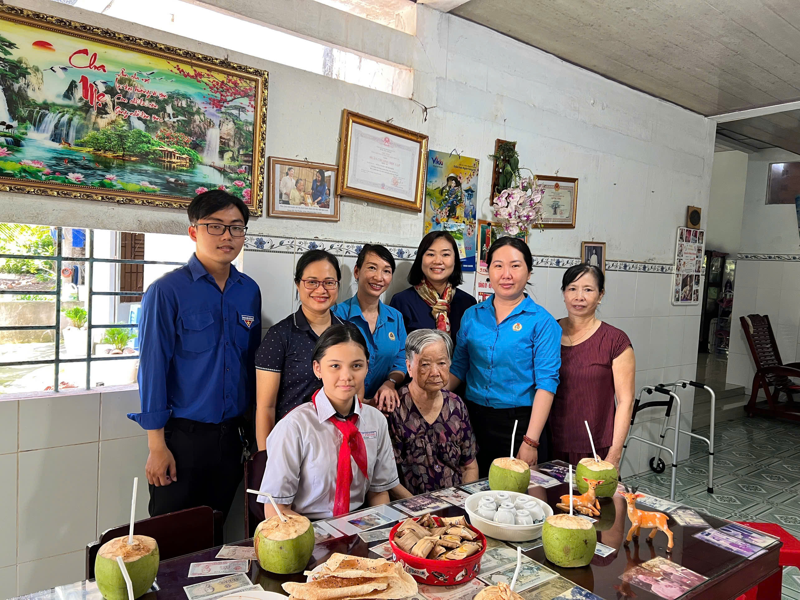 Đại diện Công đoàn và Đoàn Thanh niên NXBGD tại TP.HCM thăm hỏi, động viên và trao quà cho Mẹ Việt Nam Anh hùng tại tỉnh Bến Tre