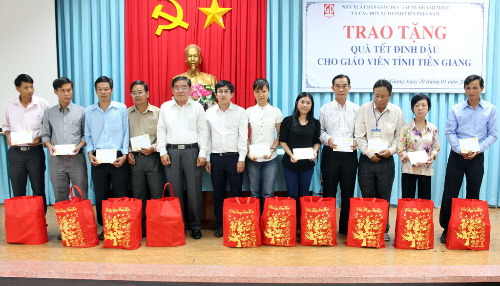 Ô. Ngô Đoàn Trọng Nghĩa - PGĐ NXBGD tại TP.HCM trao quà tết cho giáo viên tỉnh Tiền Giang