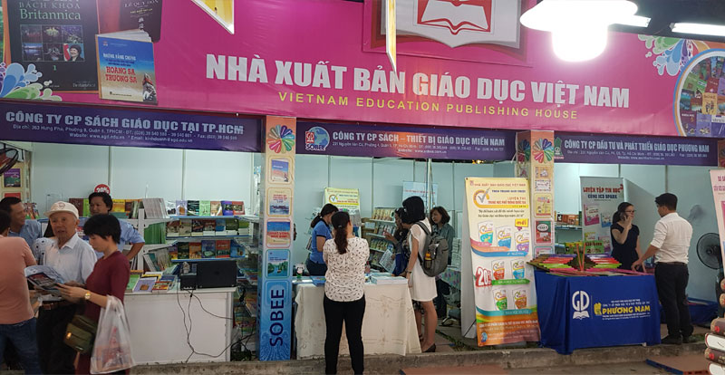 Bạn đọc đang tham quan các gian hàng của NXBGDVN tại Hội sách TP. Hồ Chí Minh lần X - 2018