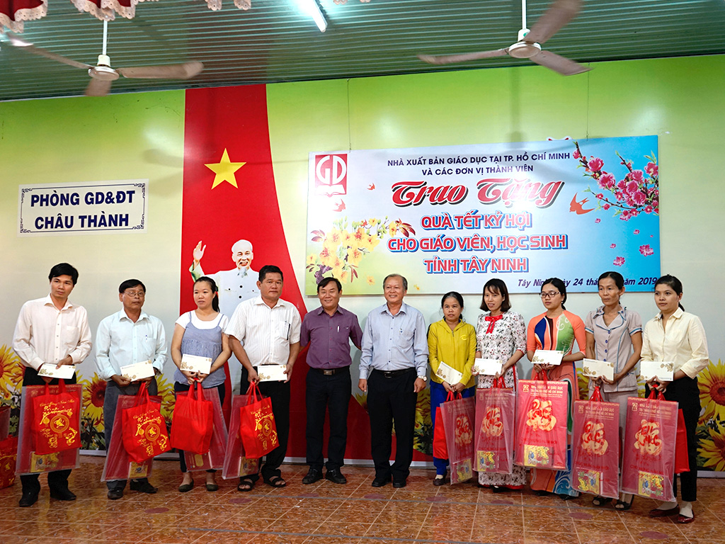Lãnh đạo NXBGD tại TP.HCM và Lãnh đạo Sở GD&ĐT Tỉnh Tây Ninh trao tặng quà Tết Kỷ Hợi cho các thầy cô giáo huyện Châu Thành