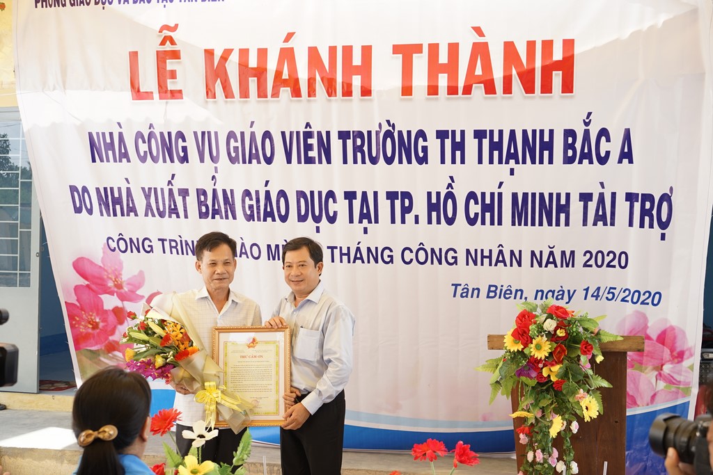 Ông Phạm Ngọc Hải - Phó GĐ Sở GD&ĐT tỉnh Tây Ninh (phải) trao thư cảm ơn cho Ông Đỗ Thành Lâm - GĐ NXBGD tại TP. Hồ Chí Minh