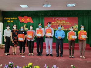 Lãnh đạo Sở GD&ĐT tỉnh Đồng Tháp, lãnh đạo Cty ĐT&PTGD Phương Nam, đại diện NXBGD tại TP. Hồ Chí Minh cùng các giáo viên tỉnh Đồng Tháp tại lễ trao tặng quà Tết Nhâm Dần