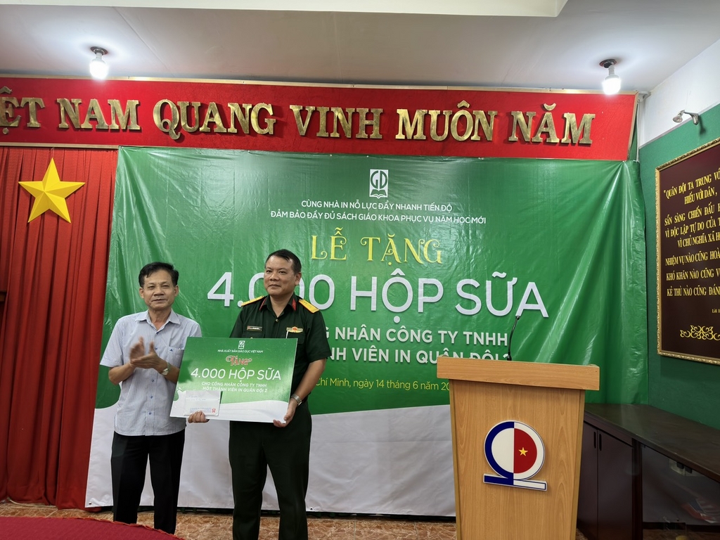 Ông Đỗ Thành Lâm – Giám đốc NXBGD tại TP. Hồ Chí Minh trao bảng tượng trưng quà tặng cho Ông Giám đốc Cty TNHH MTV In Quận đội II