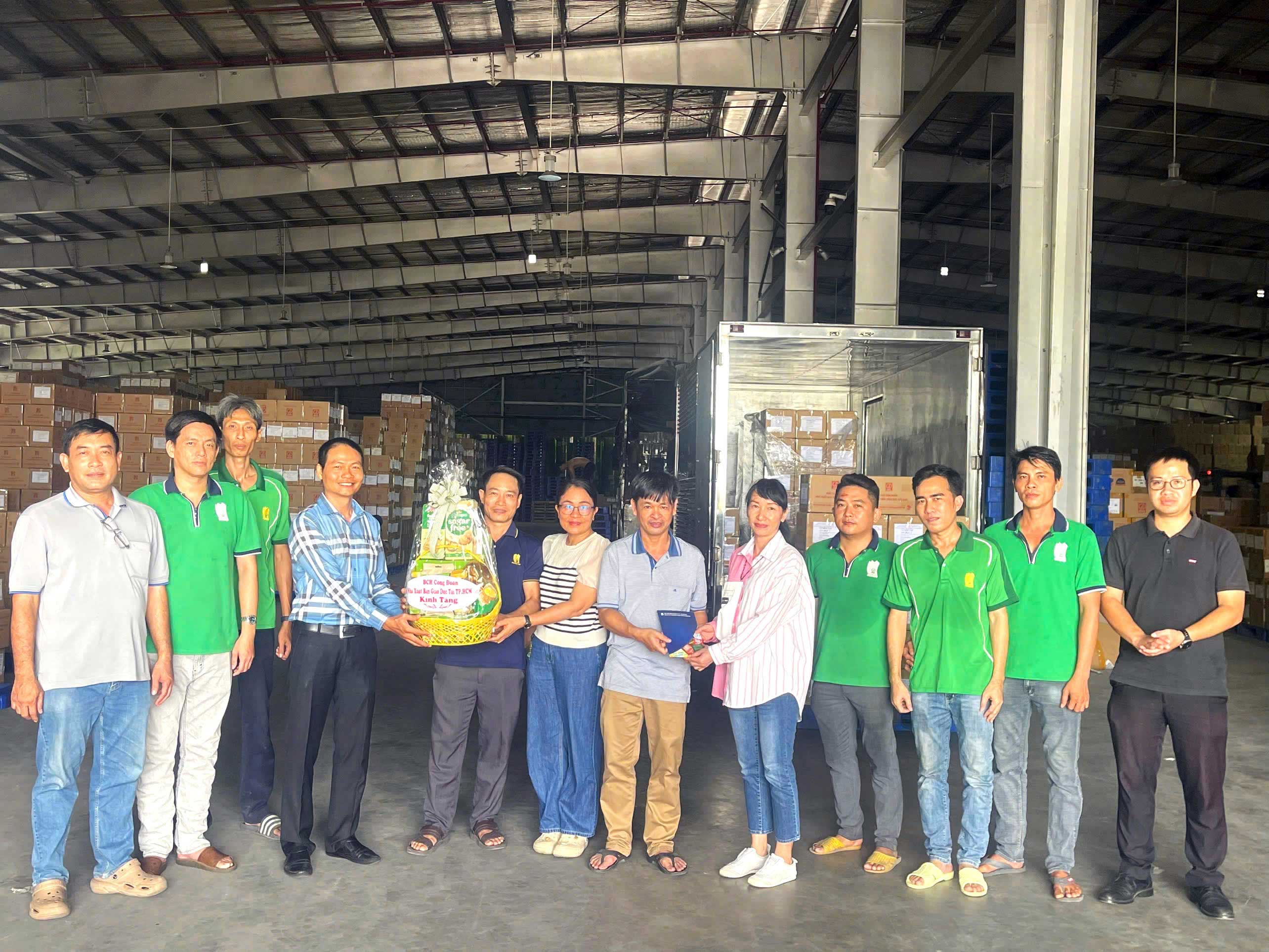 BCH CĐCS NXBGD tại TP.HCM đã thăm, tặng quà động viên CBCNV công tác tại bộ phận kho của Công ty CP Đầu tư và PTGD Phương Nam tại kho Tân Phú Trung