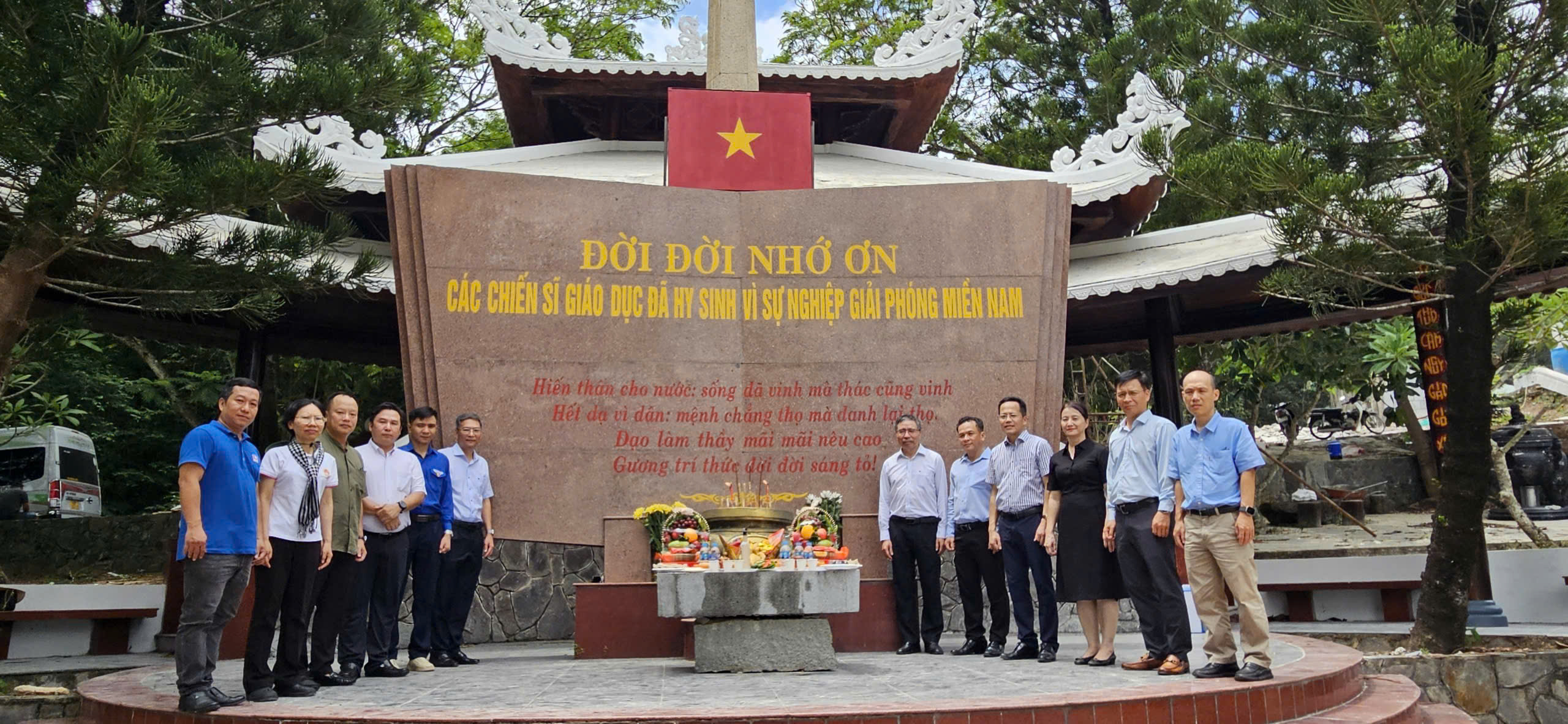 Đoàn đại biểu Đảng ủy, Công đoàn, Đoàn Thanh niên Nhà xuất bản Giáo dục tại thành phố Hồ Chí Minh chụp ảnh lưu niệm trước Đài tưởng niệm các Chiến sĩ Giáo dục đã hy sinh vì sự nghiệp giải phóng miền Nam.